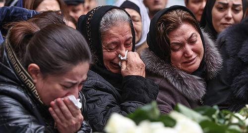Родственники Орхана Аскерова во время похорон. Фото Азиза Каримова для "Кавказского узла"