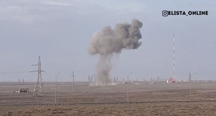 Взрыв летающего объекта около поселка Улан-Хол. Стопкадр из видео https://t.me/elistaonline/595