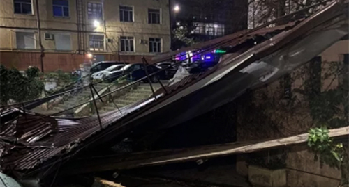 Поврежденная крыша дома в Новороссийске. Фото: группа ДТП и ЧП Новороссийска в социальной сети "ВКонтакте"