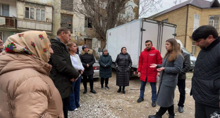 Жильцы аварийных общежитий в Каспийске отказались переселяться на окраину