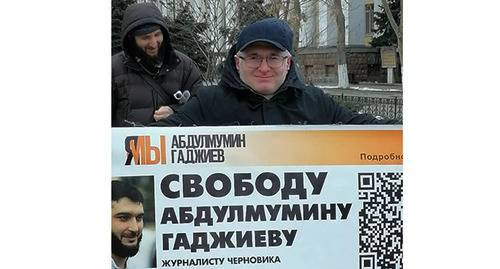 Магомед Магомедов в одиночном пикете в поддержку Гаджиева. Махачкала, 13 февраля 2023 г. Фото: https://t.me/chernovik/45910