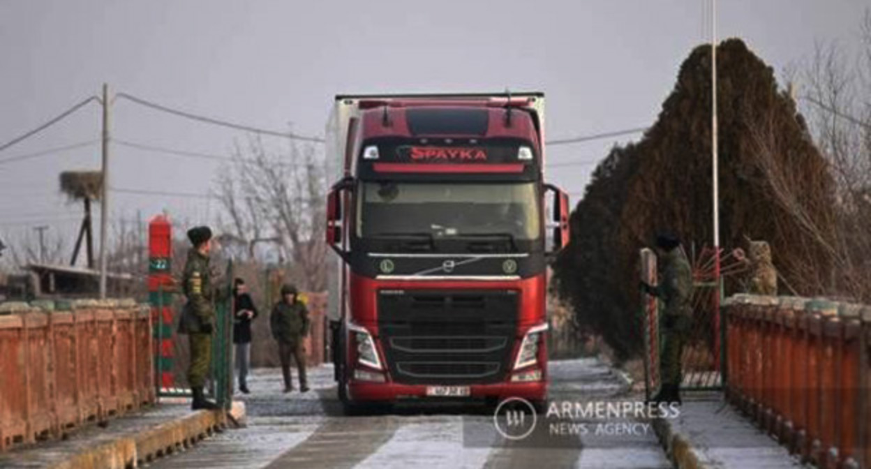 Армянские фуры с гуманитарным грузом пересекают границу с Турцией на мосту Маргара.
Фото: armenpress.am https://eadaily.com/ru/news/2023/02/13/hochesh-mira-umey-pomogat-armeniya-obyasnila-gumanitarnyy-zhest-v-storonu-turcii