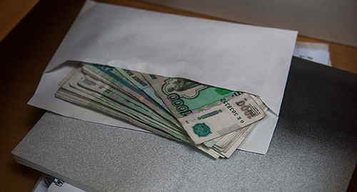 Конверт с деньгами. Фото Елены Синеок, "Юга.ру"