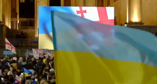 Кадр видео "Акция солидарности с Украиной в Тбилиси" на YouTube-канале "Эхо Кавказа". 