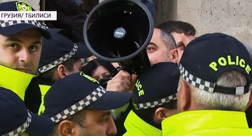 Задержания в Тбилиси, стоп-кадр видео https://www.youtube.com/watch?v=5A9I1eyAtK4