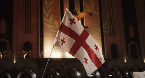 Флаг Грузии. Кадр видео https://www.youtube.com/watch?v=vouyHO7ldiE.