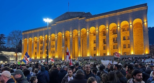Протестующие у здания парламента Грузии, стоп-кадр видео https://t.me/smirusnews/29586