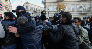 Сотрудники полиции задерживают активистов вр время акции протеста. Баку, декабрь 2022 г. Фото Азиза Каримова для "Кавказского узла"