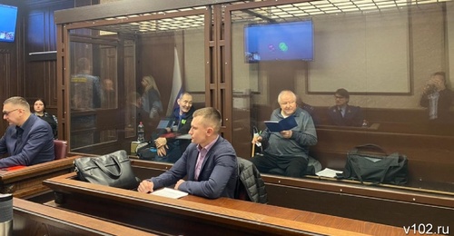 Михаил Мурзаев (в центре) в зале суда. Скриншот видео https://v102.ru