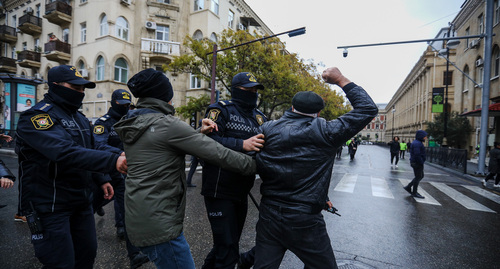 Сотрудники полиции задерживают участников акции протеста. Баку, ноябрь 2022 г. Фото Азиза Каримова для "Кавказского узла"