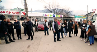 Жители поселка Сагурамо на акции протеста. Стопкадр из видео https://www.youtube.com/watch?v=1xJPs0RBL44