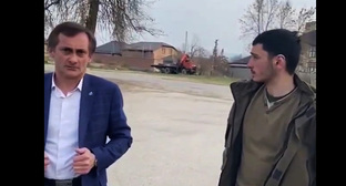 Студент и его адвокат (слева). Малгобекский район Ингушетии. Скриншот видео https://t.me/magnum_RI/7372