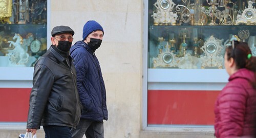Жители Баку в защитных масках.  Фото Азиза Каримова для "Кавказского узла"