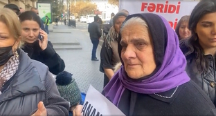 Родственницы Фарида Сафарли на акции протеста в Баку, стоп-кадр видео MeydanTelevision