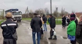 Жители Полтавской перекрыли дорогу мусоровозам, стоп-кадр видео https://t.me/stplt/915