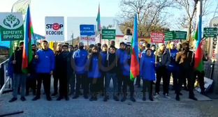 Акция протеста в Лачинском коридоре. Стоп-кадр из видео на странице https://apa.az/ru/sotsium/protesty-na-doroge-xankendi-lacin-prodolzayutsya-22-i-den-foto-video-505681