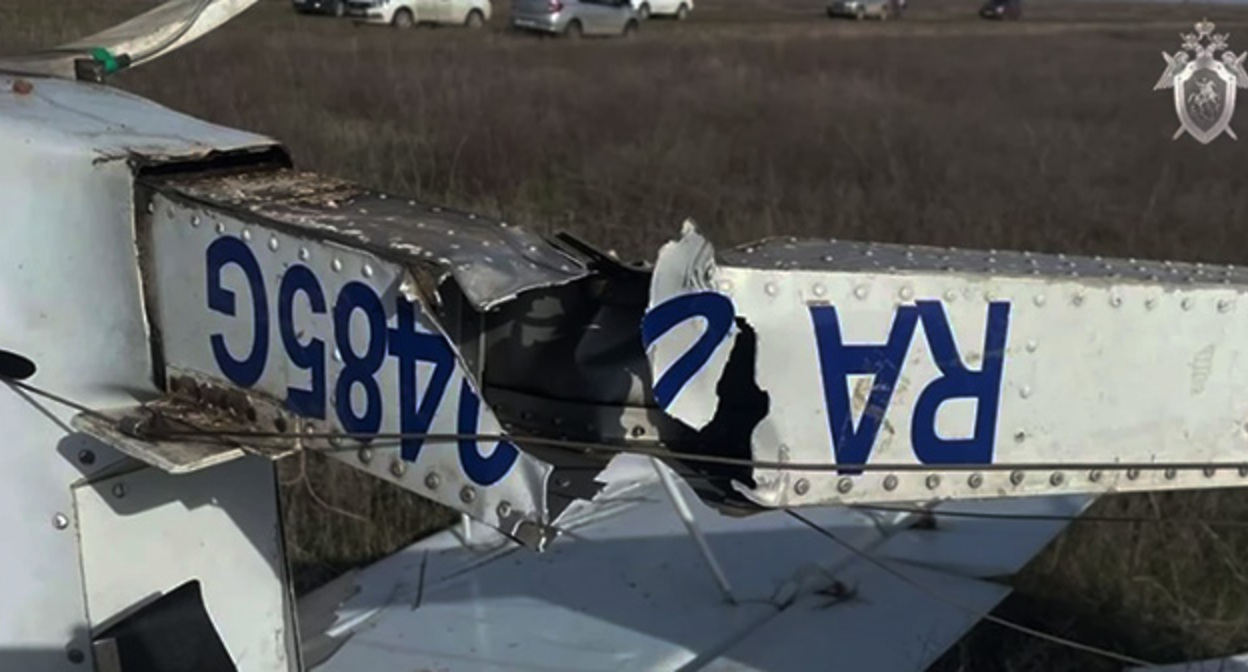 Легкомоторный двухместный самолет "Беркут" RA-0485G потерпел крушение при взлете с поля в поселке Стандартный Среднеахтубинского района. Фото: Северо-Западное следственное Управление на транспорте СК
