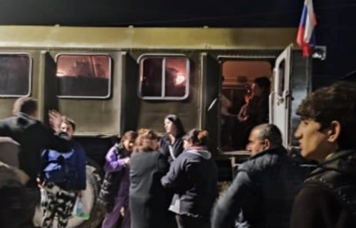 Жители Нагорного Карабаха у автобуса. Фото с сайта News.Am, https://news.am/rus/news/753300.html.