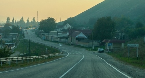 Въезд в село Аушигер, где расположено СНТ "Конструктор". Фото: Siseys / wikimedia.org
