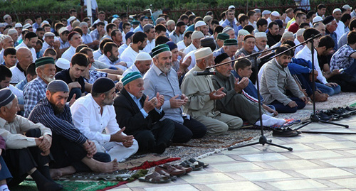Верующие во время молитвы. Фото: https://riadagestan.ru/news/babayurtovskiy_rayon/musulmane_babayurtovskogo_rayona_otmetili_prazdnik_uraza_bayram/