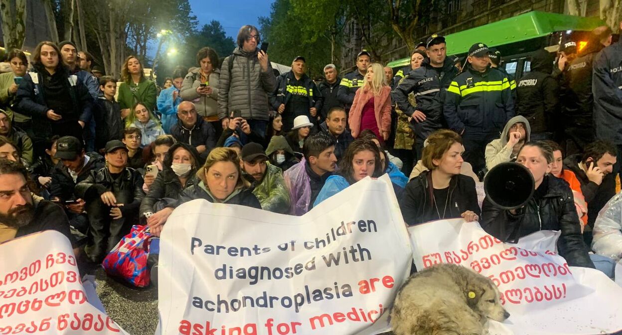 Родители детей с ахондроплазией объявили бессрочную акцию протеста вТбилиси - Кавказский Узел