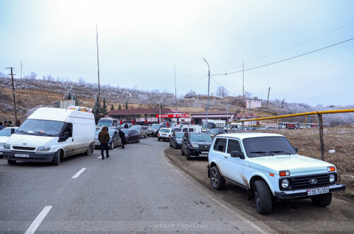 Машины на дороге, связывающей Нагорный Карабах с Арменией. Фото: https://www.aysor.am/