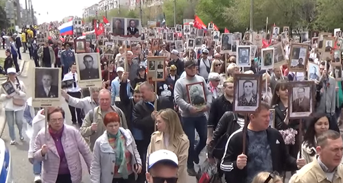 Участники шествия "Бессмертный полк" в Волгограде, 9 мая 2022 года, Волгоград. Кадр видео "Кавказского узла". 