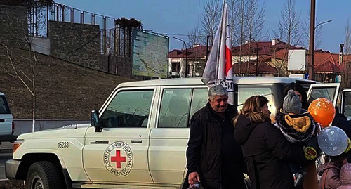 Машина Красного Креста. Фото Алвард Григорян для "Кавказского узла"