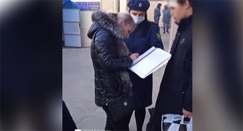 Мать (слева) осужденного подростка. Cкриншот видео https://v1.ru/text/criminal/2021/11/19/70263419/