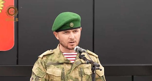 Чеченский боец извинился перед Кадыровым. Cкриншот видео из Telegram-канала Рамзана Кадырова от 8 мая 2023 г. https://t.me/RKadyrov_95/3610