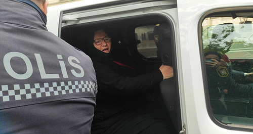 Женщину сажают в полицейскую машину. Фото Фаика Меджида для "Кавказского узла"
