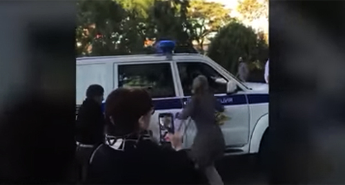 Женщины пытаются не дать увезти задержанных на митинге против мобилизации. Махачкала, сентябрь 2022 г. Скриншот видео "Кавказского узла" https://www.youtube.com/watch?v=bCBMViHbxGI