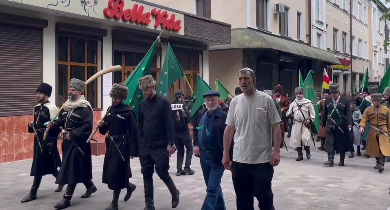 Участники несанкционированного шествия. Нальчик, 21 мая 2023 года. Кадр видео "Газеты Юга" https://t.me/gazetayuga/1479