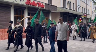 Нальчане провели шествие в День памяти адыгов вопреки запрету властей