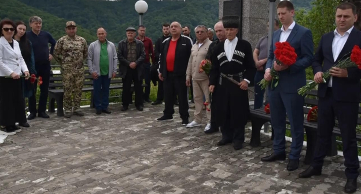 Участники мероприятий в день памяти и скорби в Сочи, фото: Аскер Сохт. 