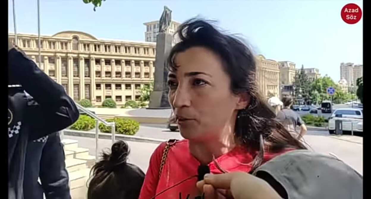 Супруга Агиля Гумбатова Айгюн во время акции. Баку, 23 мая 2023 года. Скриншот видео https://www.youtube.com/watch?v=QEq883RUUuk