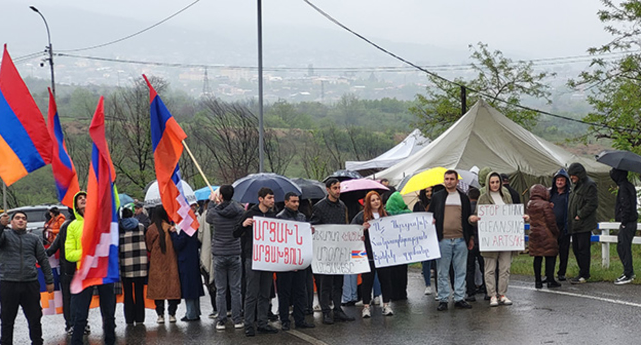 Акция молодежи Нагорного Карабаха против установки азербайджанского КПП при въезде в Лачинский коридор. 3 мая 2023 г. Фото Алвард Григорян для "Кавказского узла"