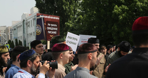 Участники митинга против сожжения Корана. Фото: chechnyatoday.com
