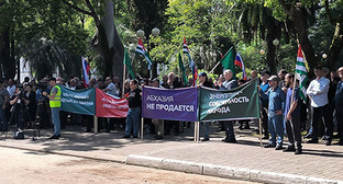 Участники митинга. Сухум, 30 мая 2023 г. Скриншот видео https://t.me/aiashara/4668
