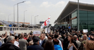 Акция протеста в аэропорту Тбилиси. Фото: https://www.unian.net/