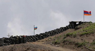 Армяно-Азербайджанская граница в районе Сотка с флагами Армении (справа) и Азербайджана, фото: https://armeniatoday.news