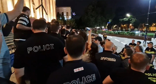 Силовики на месте проведения акции протеста около здания парламента в Тбилиси. Стоп-кадр из видео https://www.facebook.com/nikuradzemari/videos/734514765117023/