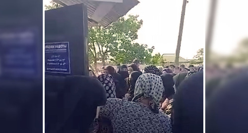 Жители села Муцалаул во время схода. Стоп-кадр из видео https://t.me/monitor_pacienta_i_zkh/2818