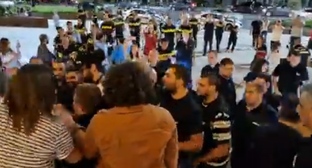 Акция протеста около здания парламента в Тбилиси. Кадр видео https://www.facebook.com/nikuradzemari/videos/734514765117023/