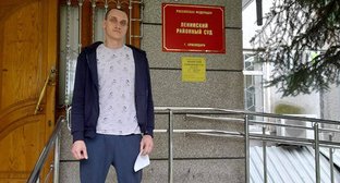 Павел Мырзин у здания суда. Снимок предоставлен задержанными