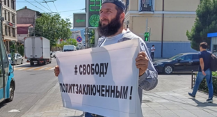 Идрис Юсупов на акции в поддержку Абдулмумина Гаджиева 5 июня 22023 года. Фото корреспондента "Кавказского узла".