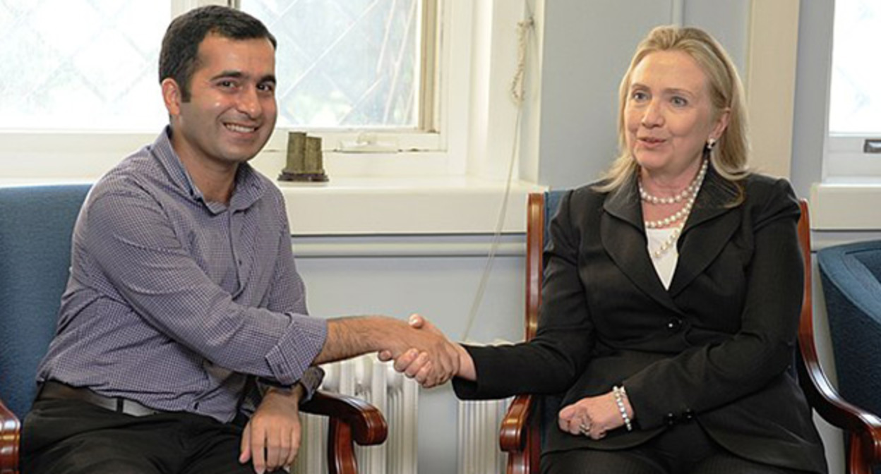 Бахтияр Гаджиев и Хиллари Клинтон. Фото: U.S. Department of StateFollow
Secretary Clinton Meets With Bakhtiyar Hajiyev https://www.flickr.com/