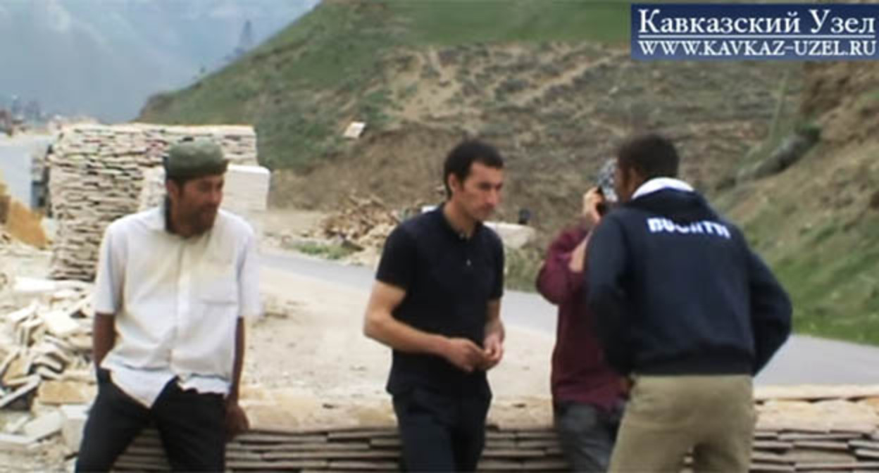 Мужчины, принужденно работающие в цеху. Скриншот видео "Кавказского узла" https://www.youtube.com/watch?v=lgKOj3EdMEI