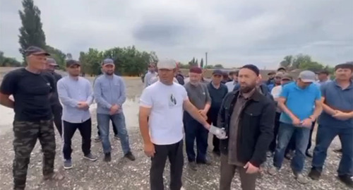 Жители села Геметюбе записывают видеообращение к главе Дагестана Сергею Меликову. Стоп-кадр из видео https://vk.com/wall-74219800_1953817