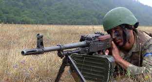 Азербайджанский военнослужащий на учениях. Стопкадр из виде https://www.youtube.com/watch?v=STQZoMyCS4k